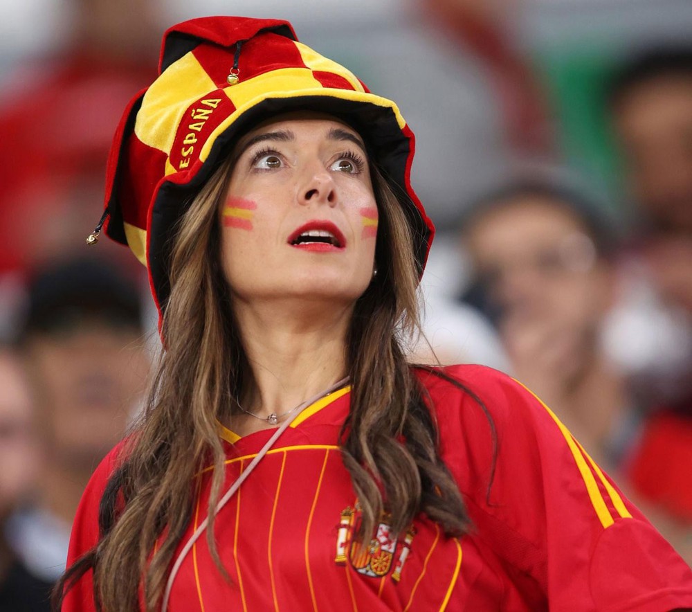 Quên lối về trước nhan sắc dàn CĐV nữ Tây Ban Nha tại World Cup 2022 - Ảnh 11.