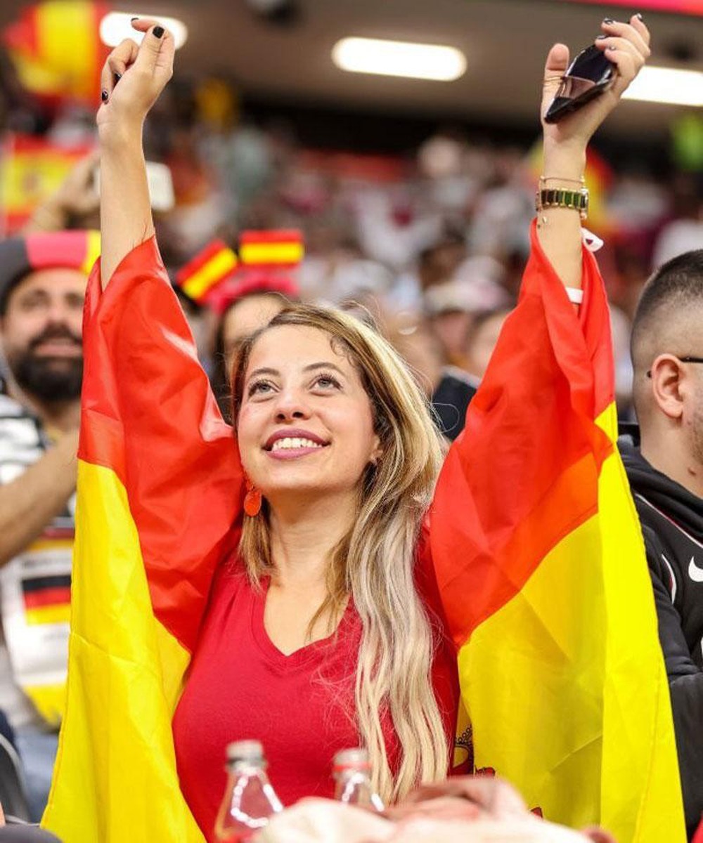 Quên lối về trước nhan sắc dàn CĐV nữ Tây Ban Nha tại World Cup 2022 - Ảnh 9.