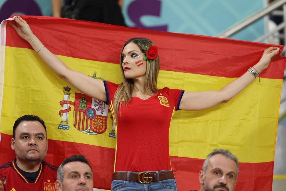 Quên lối về trước nhan sắc dàn CĐV nữ Tây Ban Nha tại World Cup 2022 - Ảnh 8.