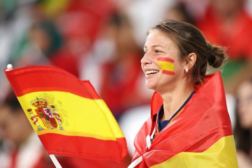 Quên lối về trước nhan sắc dàn CĐV nữ Tây Ban Nha tại World Cup 2022 - Ảnh 7.