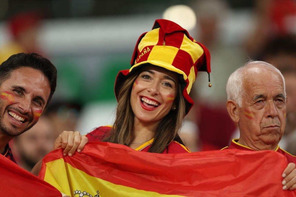 Quên lối về trước nhan sắc dàn CĐV nữ Tây Ban Nha tại World Cup 2022 - Ảnh 6.