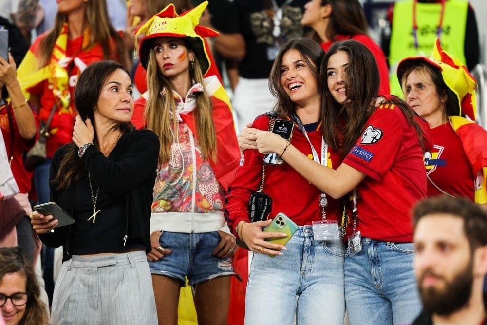 Quên lối về trước nhan sắc dàn CĐV nữ Tây Ban Nha tại World Cup 2022 - Ảnh 5.