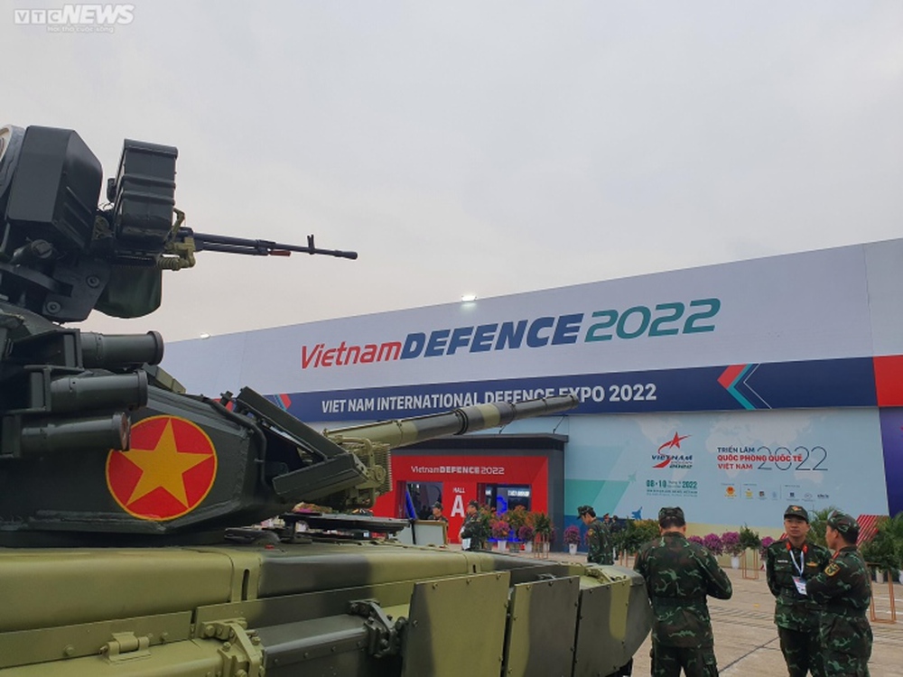 Cận cảnh dàn vũ khí hiện đại bên ngoài  khu trưng bày Triển lãm Quốc phòng 2022 - Ảnh 2.