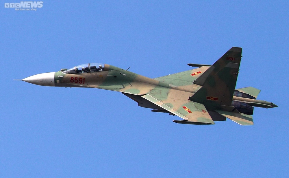 Mãn nhãn màn trình diễn của hổ mang chúa Su-30MK2 trên bầu trời Hà Nội - Ảnh 10.