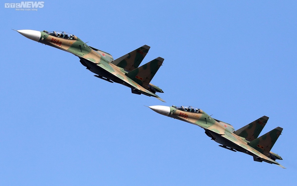 Mãn nhãn màn trình diễn của hổ mang chúa Su-30MK2 trên bầu trời Hà Nội - Ảnh 9.