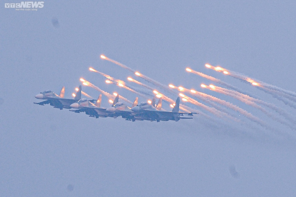 Mãn nhãn màn trình diễn của hổ mang chúa Su-30MK2 trên bầu trời Hà Nội - Ảnh 8.