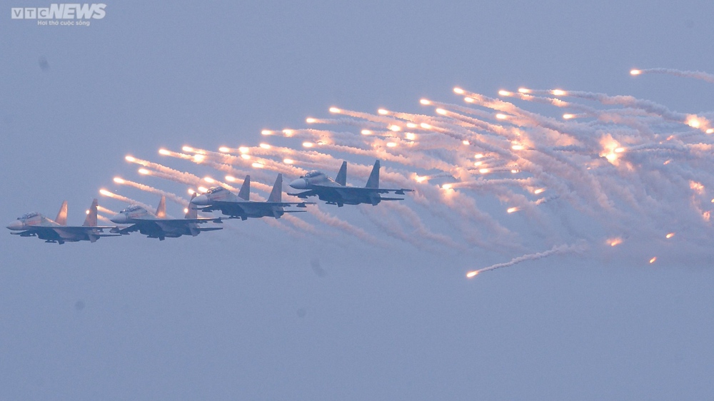 Mãn nhãn màn trình diễn của hổ mang chúa Su-30MK2 trên bầu trời Hà Nội - Ảnh 7.