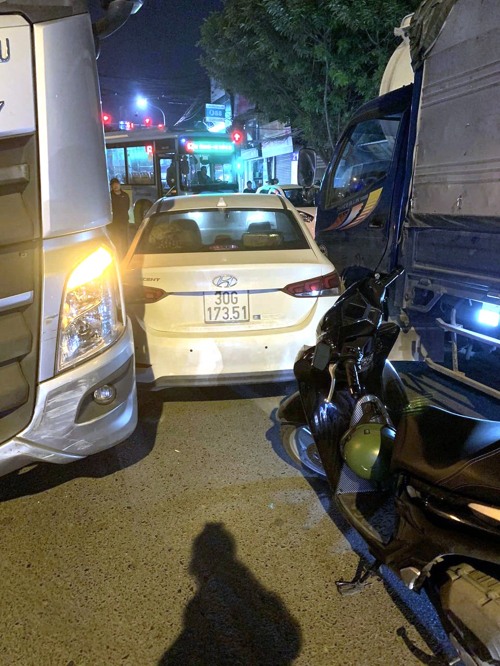 Đằng sau những bức ảnh TNGT: Vượt ẩu, tài xế Hyundai Accent nhận bài học đắt giá - Ảnh 3.