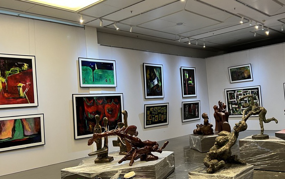 Hơn 300 tác phẩm được trưng bày trong không gian trường năng lượng - Ảnh 1.