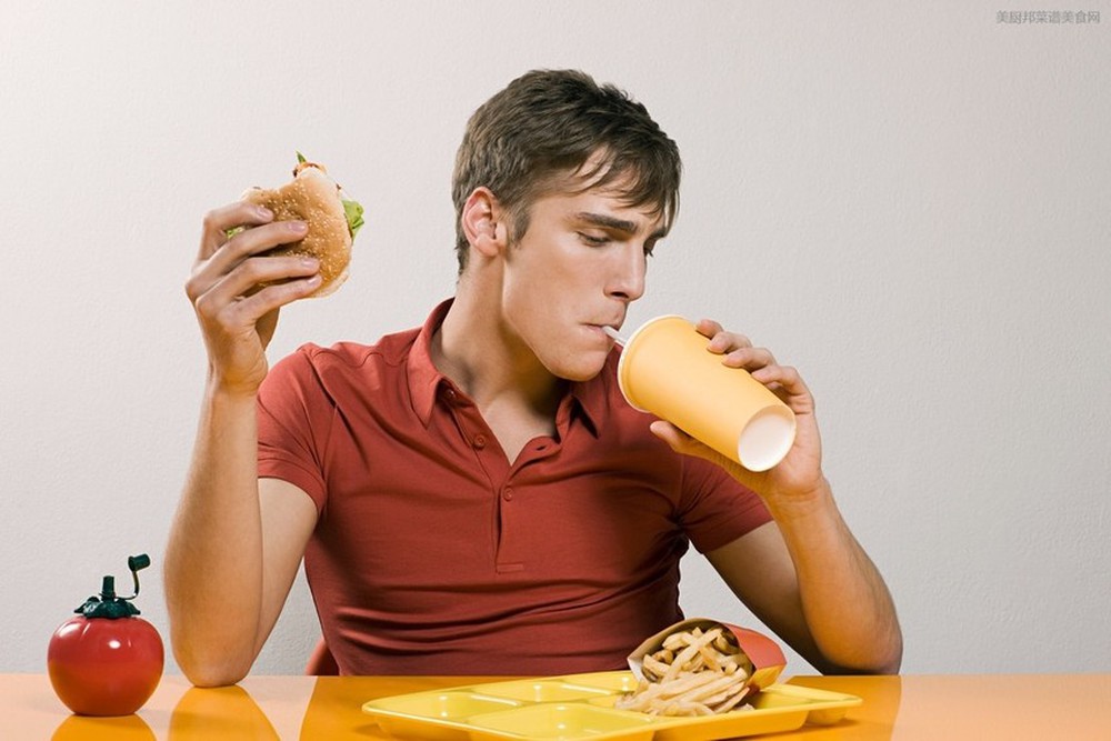 4 thói quen ăn uống gây hại sức khỏe người trẻ hay mắc - Ảnh 2.