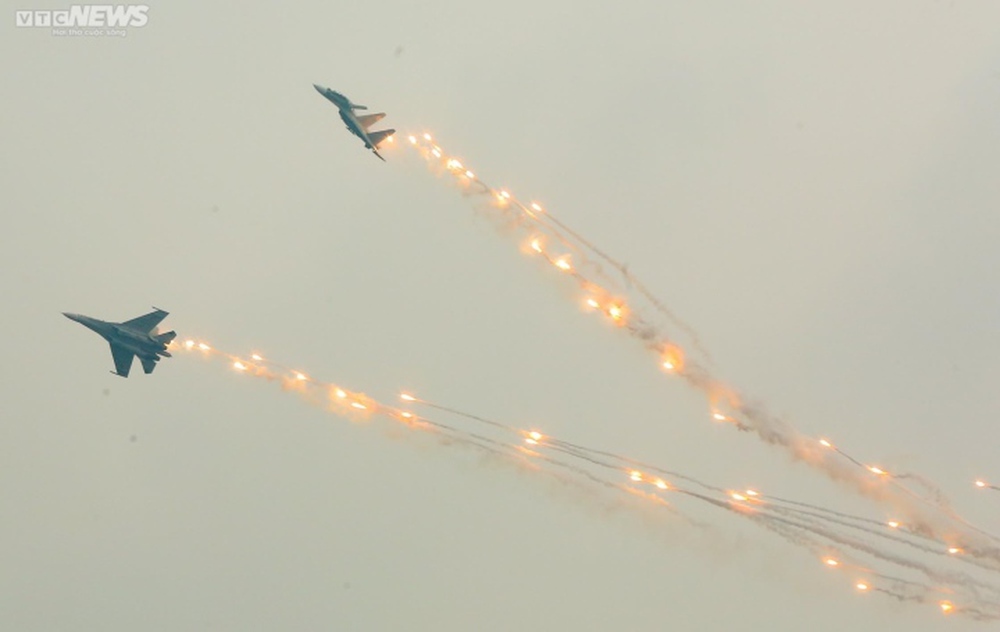 Nhiệm vụ quan trọng của đạn mồi bẫy nhiệt trên tiêm kích Su-30MK2 - Ảnh 2.