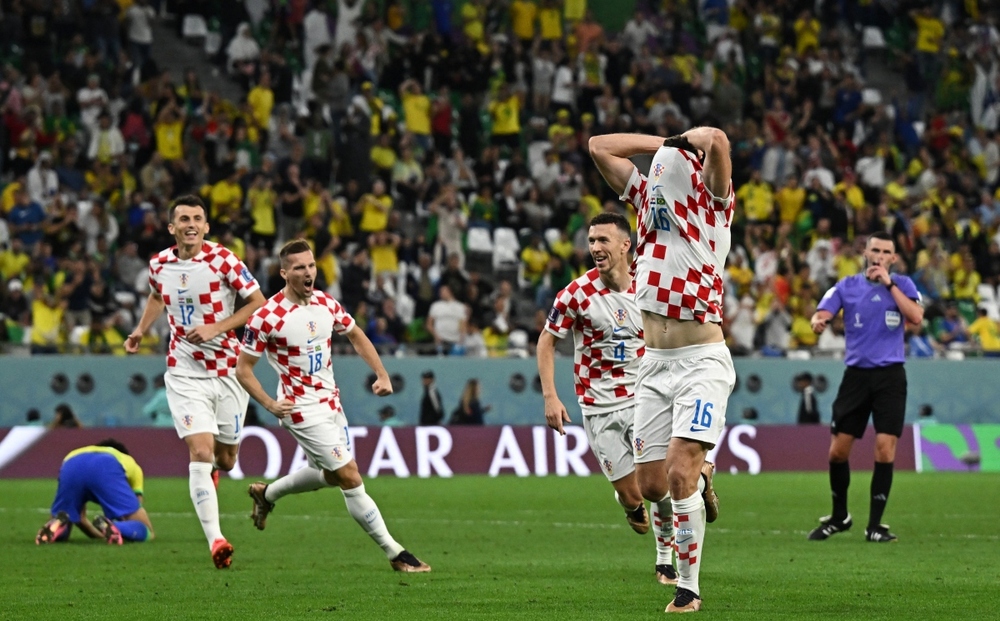 Giành thắng lợi nghẹt thở sau loạt "đấu súng" may rủi, Croatia tiễn Brazil về nước
