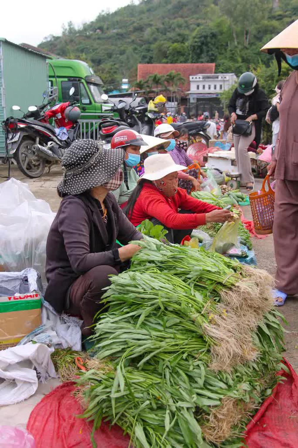Độc đáo phiên chợ mỗi năm chỉ họp 1 lần vào mùng 1 tết - Ảnh 2.