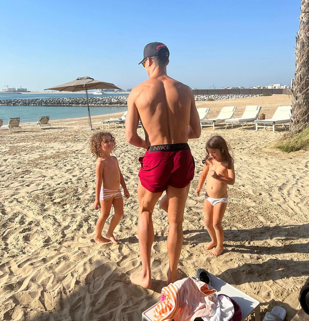 Bạn gái Ronaldo khoe bụng bầu vượt mặt, đàn con có hành động cực tình cảm với 2 người em sắp chào đời - Ảnh 6.