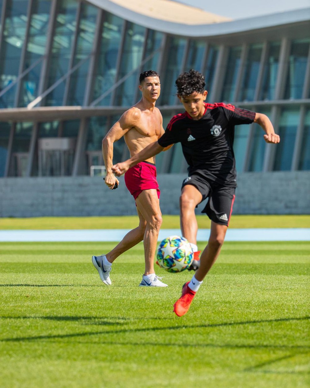Bạn gái Ronaldo khoe bụng bầu vượt mặt, đàn con có hành động cực tình cảm với 2 người em sắp chào đời - Ảnh 8.