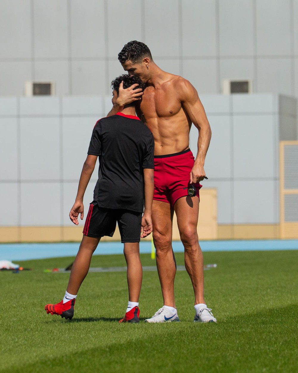 Bạn gái Ronaldo khoe bụng bầu vượt mặt, đàn con có hành động cực tình cảm với 2 người em sắp chào đời - Ảnh 9.