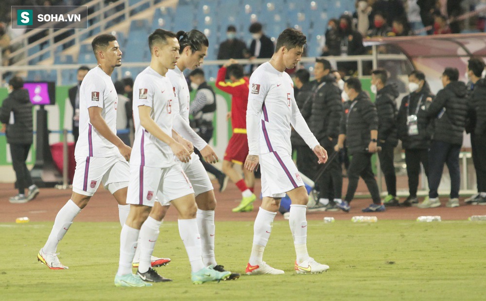 Cầu thủ Trung Quốc thất thần, cả phòng thay đồ chìm trong u ám sau trận thua thảm Việt Nam