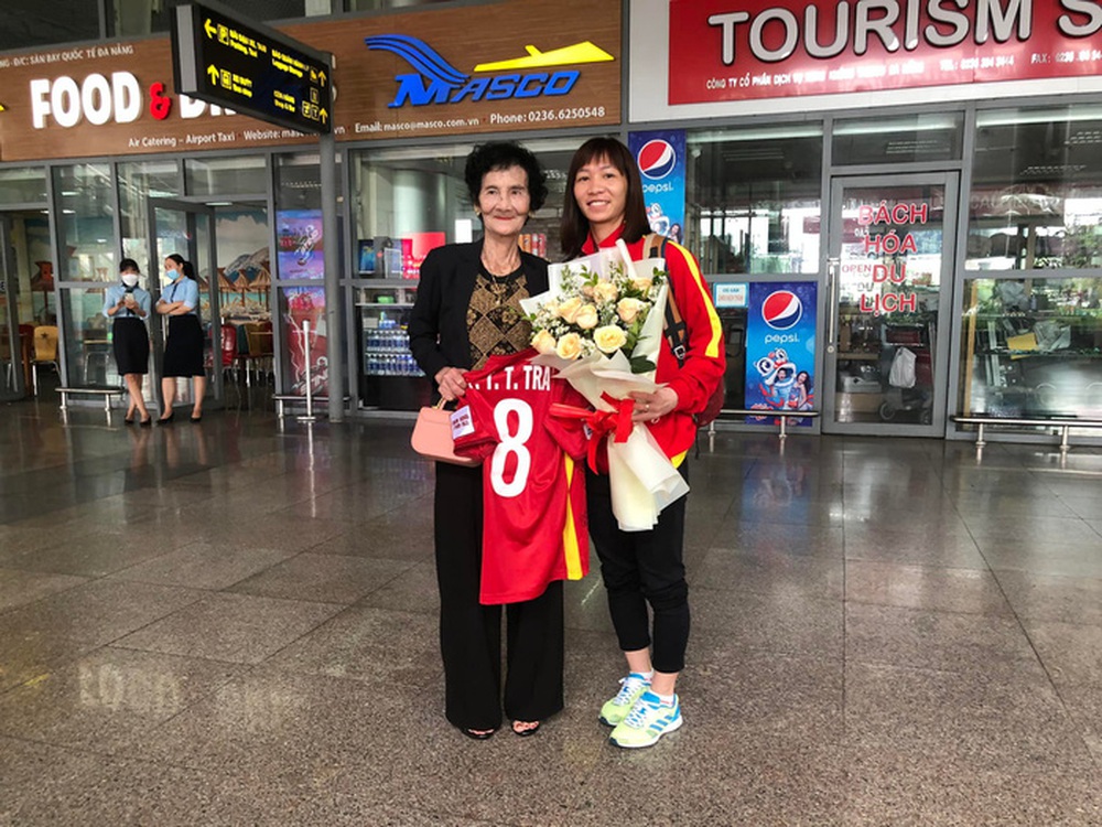 Tuyển nữ Việt Nam trở về với vòng tay yêu thương của gia đình sau 2 tháng xa nhà - Ảnh 1.