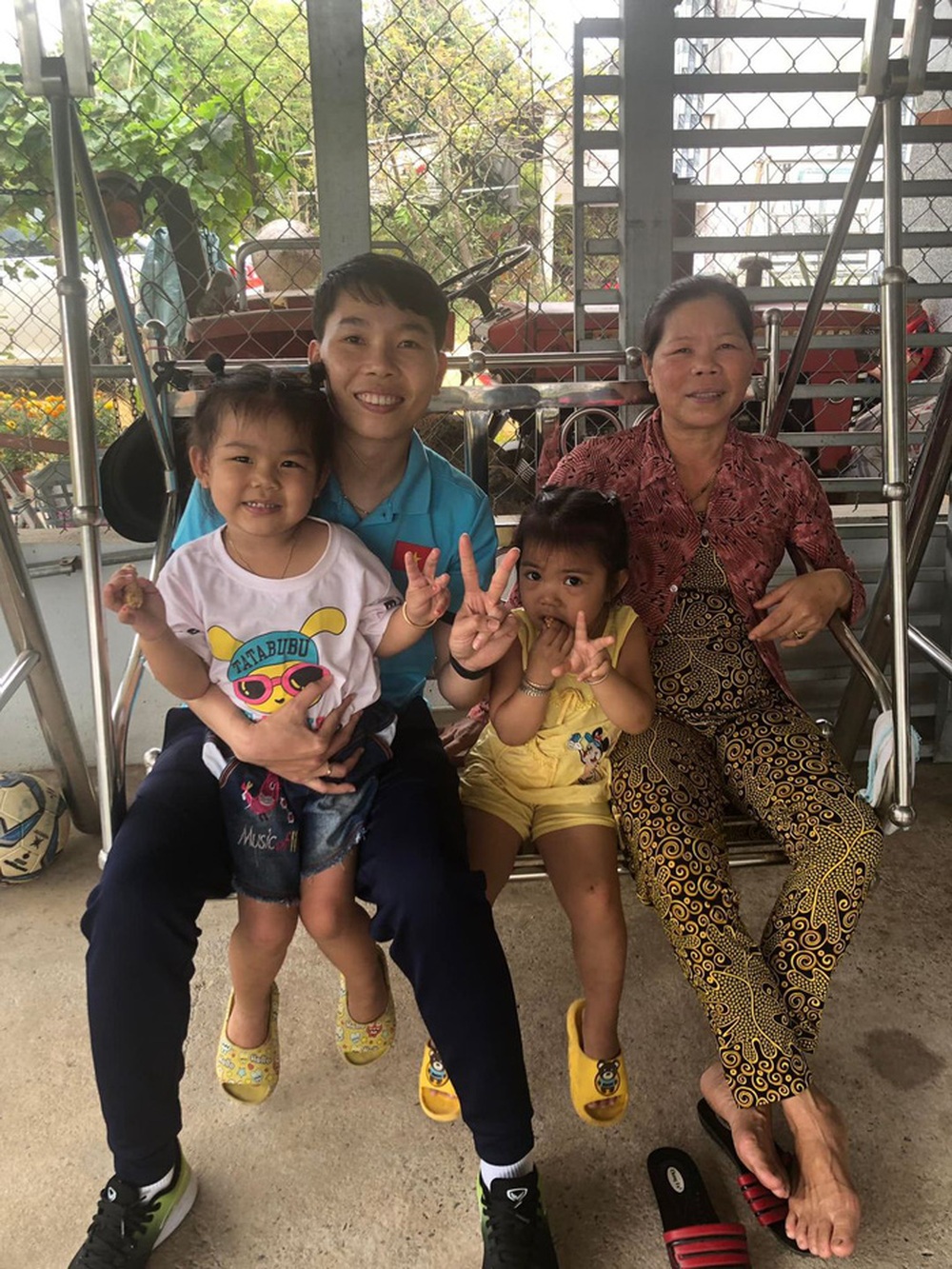 Tuyển nữ Việt Nam trở về với vòng tay yêu thương của gia đình sau 2 tháng xa nhà - Ảnh 6.