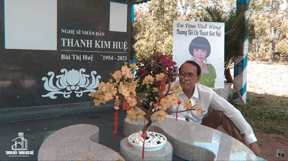 Chồng Thanh Kim Huệ bật khóc bên mộ vợ: Năm nay anh ăn Tết buồn lắm - Ảnh 1.