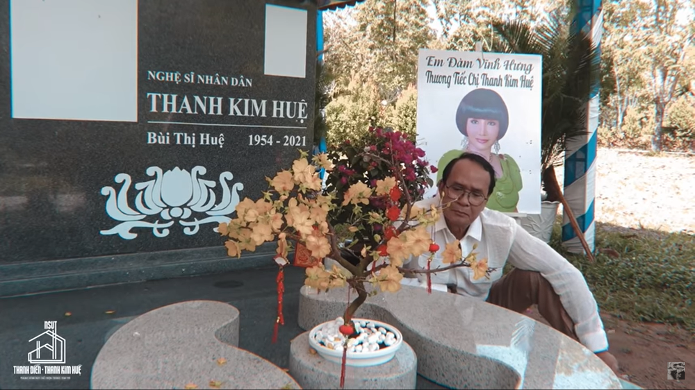 Chồng Thanh Kim Huệ bật khóc bên mộ vợ: Năm nay anh ăn Tết buồn lắm - Ảnh 3.