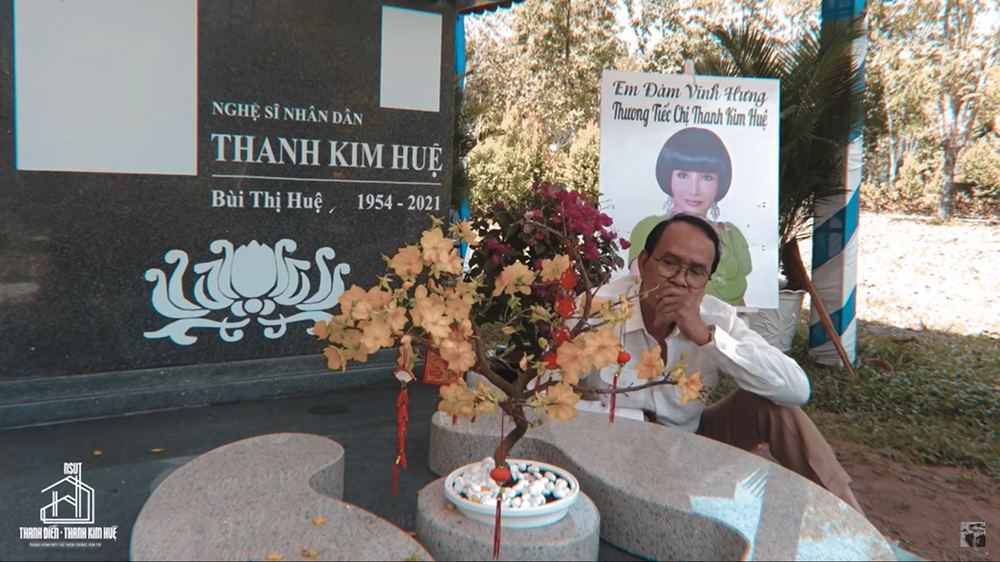 Chồng Thanh Kim Huệ bật khóc bên mộ vợ: Năm nay anh ăn Tết buồn lắm - Ảnh 4.