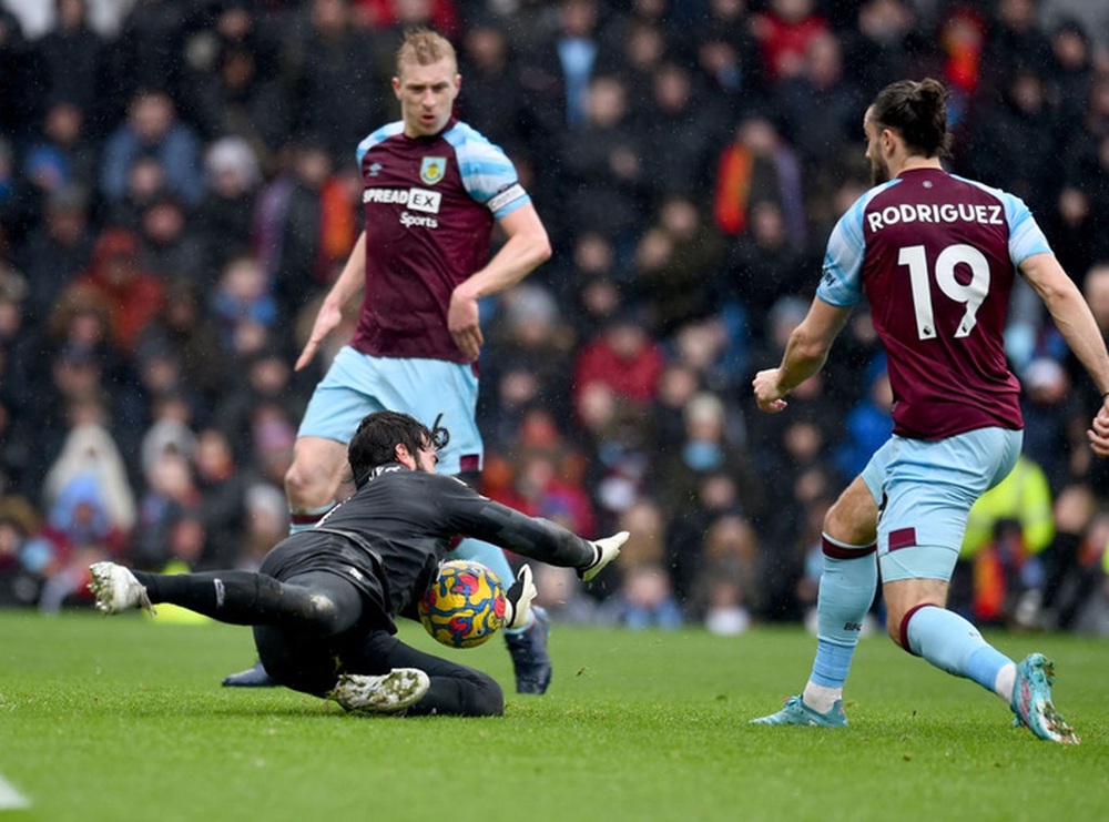 Cái tên bất ngờ lập công, Liverpool chật vật giành 3 điểm để bám đuổi Man City