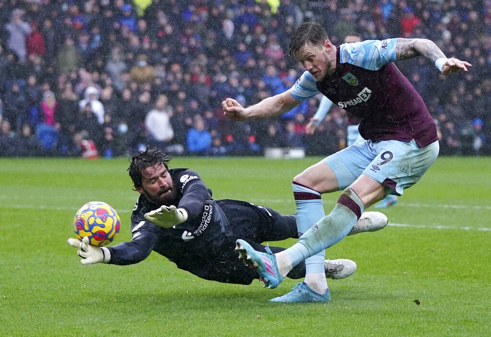 Cái tên bất ngờ lập công, Liverpool chật vật giành 3 điểm để bám đuổi Man City