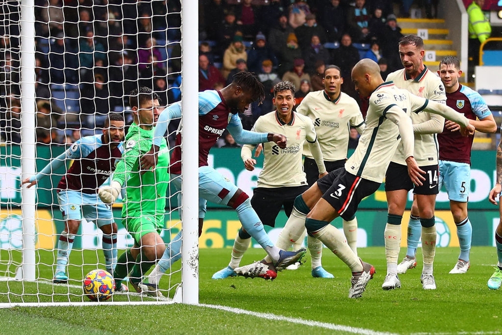 Cái tên bất ngờ lập công, Liverpool chật vật giành 3 điểm để bám đuổi Man City