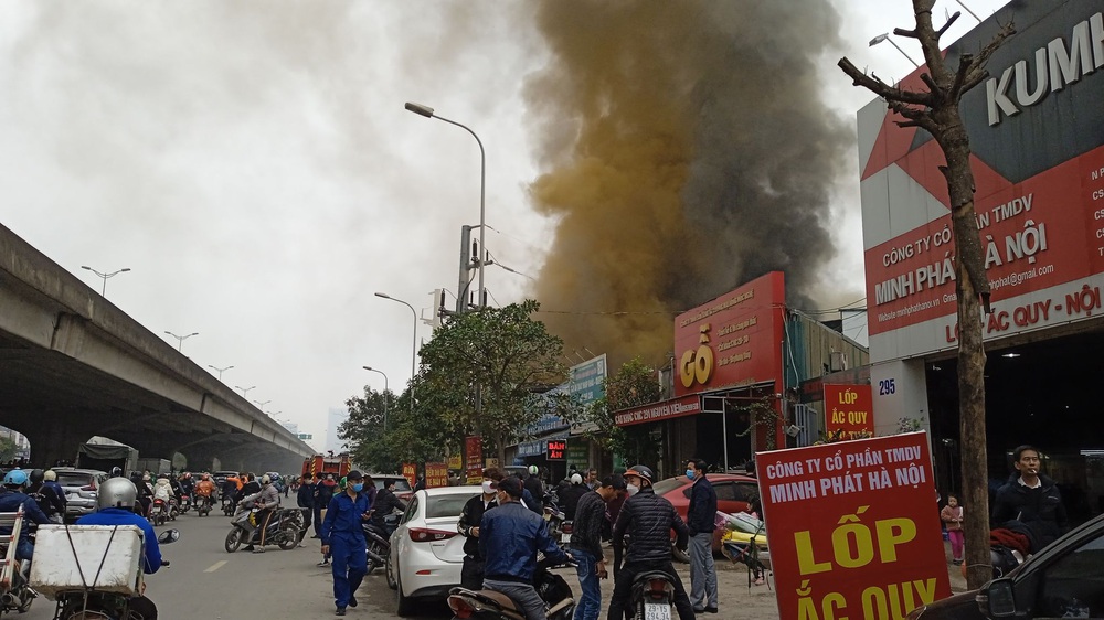 Hà Nội: Quán gà tươi trên đường Nguyễn Xiển cháy dữ dội, cột khói lửa bốc cao trăm mét - Ảnh 1.