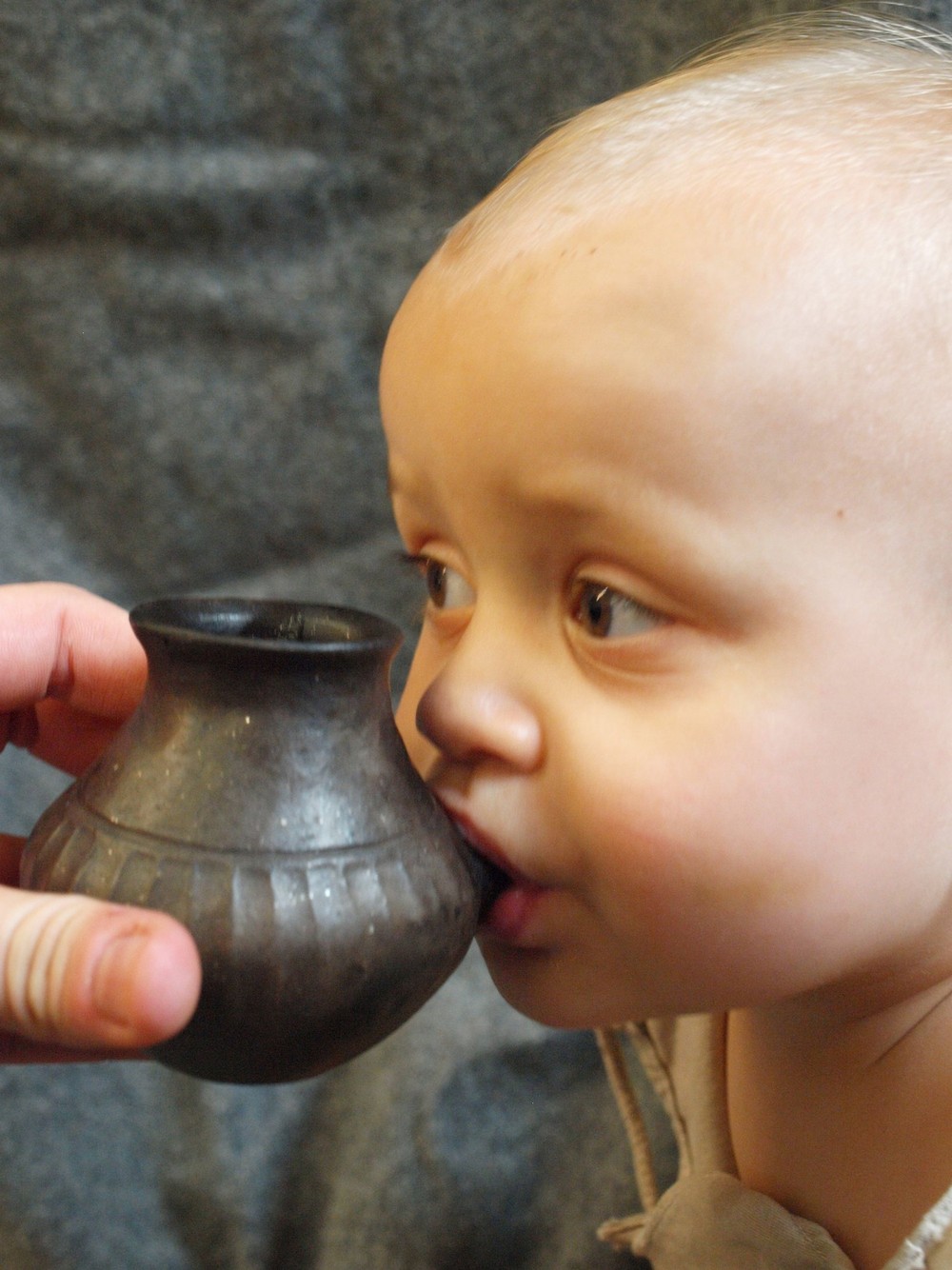 Đoàn khảo cổ tìm thấy chiếc bình gốm La Mã 1500 năm tuổi, nghiên cứu kỹ thì hóa ra nó là một cái bô - Ảnh 2.