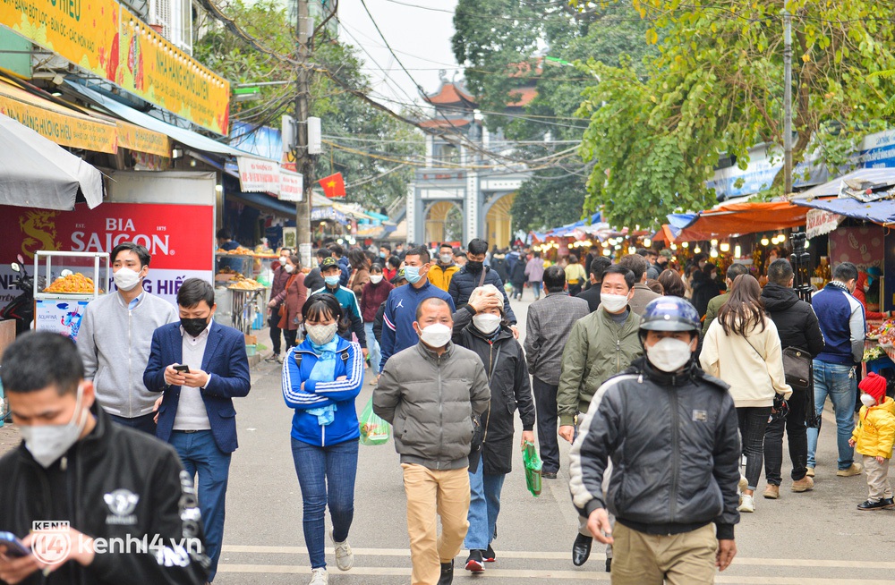 Phủ Tây Hồ ngày Rằm tháng Giêng: Người dân ùn ùn đi lễ, hàng trăm người bóc vé Vietlott cầu may - Ảnh 1.
