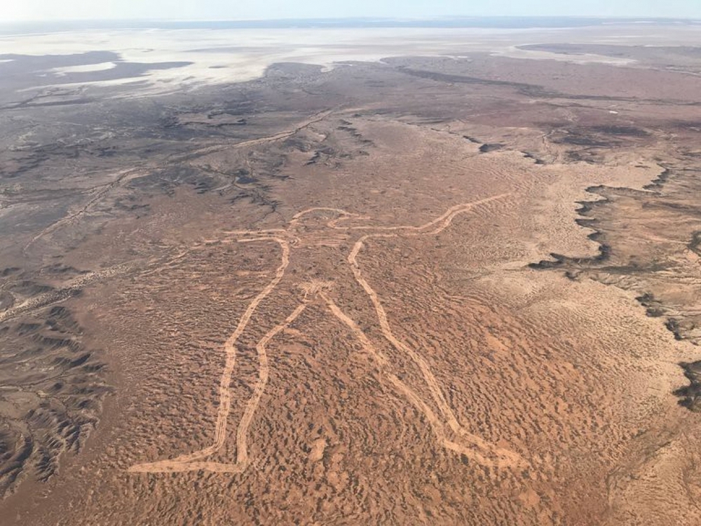 Bí ẩn bao trùm Marree Man - Tác phẩm chạm khắc cao 4,2km ở Australia - Ảnh 2.