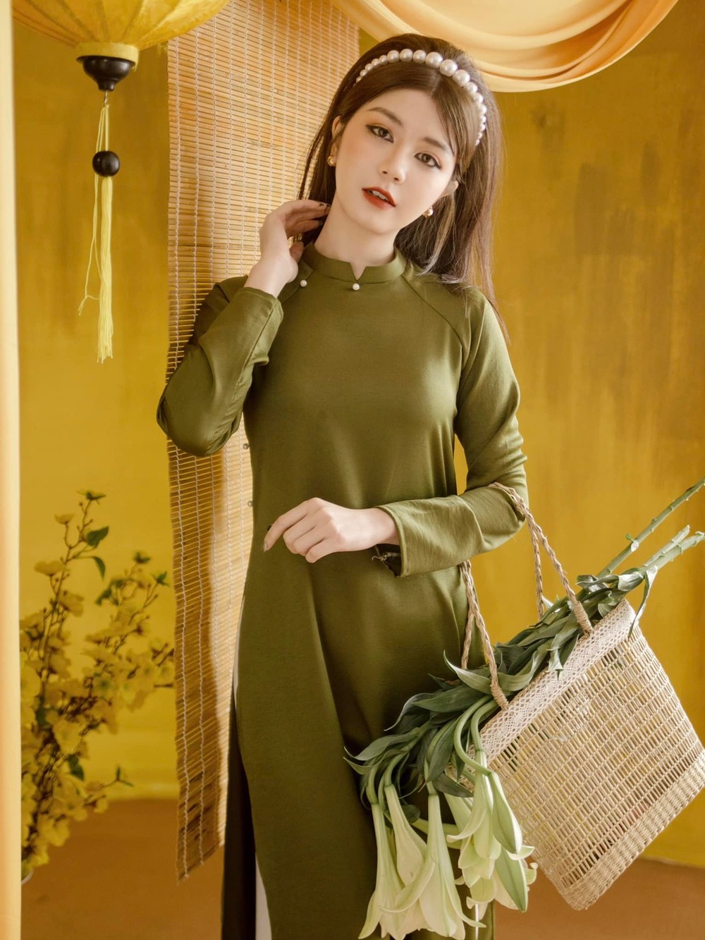 Hot girl Việt diện áo dài Tết: Người đẹp truyền thống, người sexy bất chấp giá lạnh - Ảnh 4.
