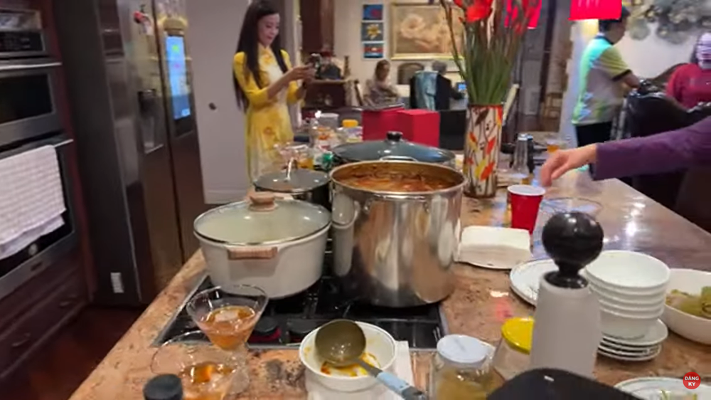 Nghệ sĩ Bảo Quốc 73 tuổi: Đón Tết tình cảm bên vợ trong biệt thự đắt tiền tại Mỹ - Ảnh 1. Nghệ sĩ Bảo Quốc 73 tuổi: Đón Tết tình cảm bên vợ trong biệt thự đắt tiền tại Mỹ - Ảnh 1.