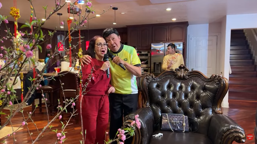 Nghệ sĩ Bảo Quốc 73 tuổi: Đón Tết tình cảm bên vợ trong biệt thự đắt tiền tại Mỹ - Ảnh 4. Nghệ sĩ Bảo Quốc 73 tuổi: Đón Tết tình cảm bên vợ trong biệt thự đắt tiền tại Mỹ - Ảnh 4.