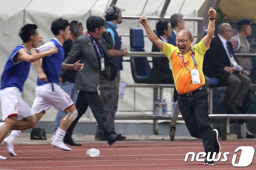 Cú đấm sấm sét ăn mừng của HLV Park khiến netizen phải để lại lời bình chất ngất - Ảnh 5.