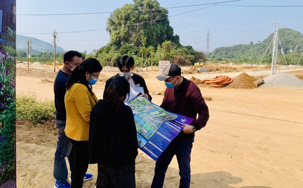 Sốt đất 10 năm mới c&oacute; một lần, m&ocirc;i giới xem đ&acirc;y l&agrave; giai đoạn "khởi nghiệp huy ho&agrave;ng" ho&atilde;n kế hoạch lấy chồng, sinh con để kiếm tiền