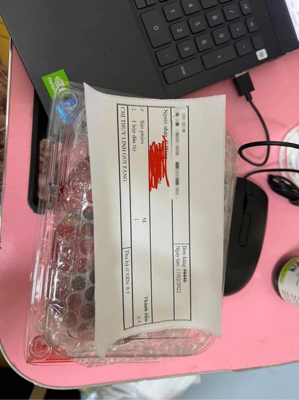 Mua dâu tây tặng sếp rồi nhờ shop viết thiệp, nhưng quà nhận được khiến 2 bên đứng hình - Ảnh 2.