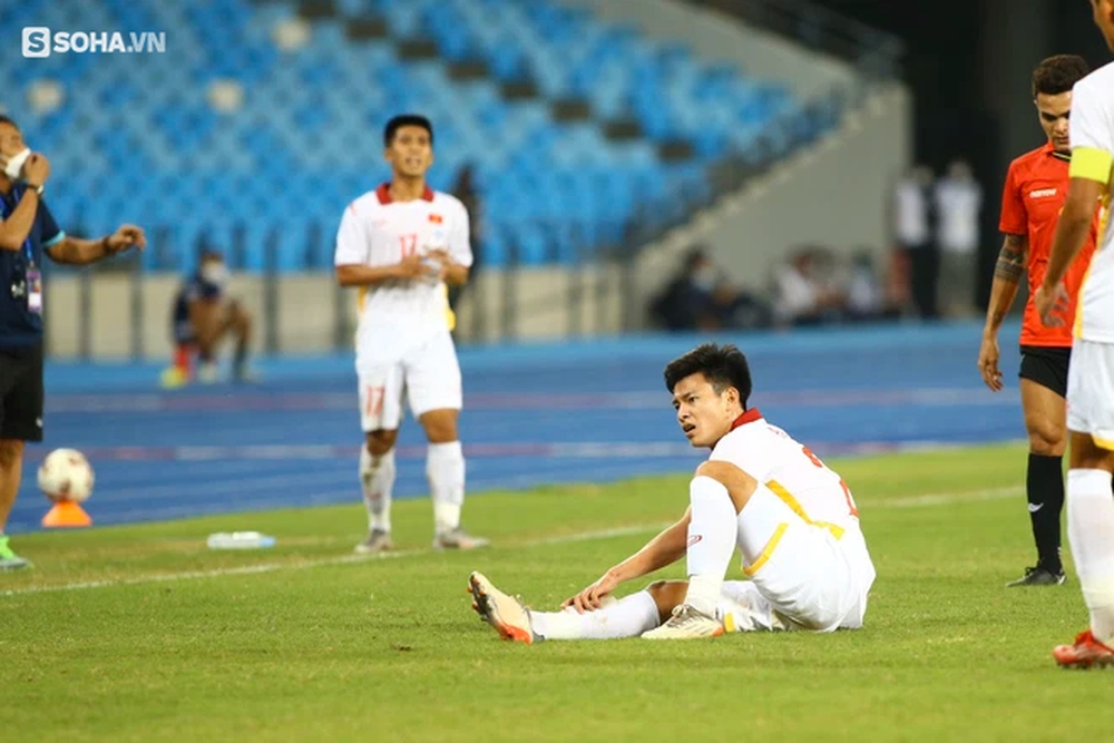 Hình ảnh xót xa của U23 Việt Nam: Thủ môn vào sân đá tiền đạo; hậu vệ nén đau thi đấu - Ảnh 2.