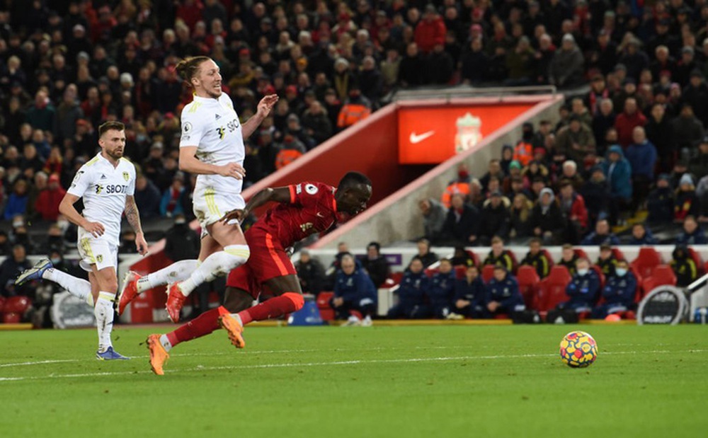 Thắng hủy diệt 6-0, Liverpool chỉ còn cách Man City 3 điểm trong cuộc đua vô địch Ngoại hạng Anh - Ảnh 9.