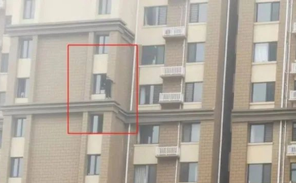 Gã đàn ông hành hung, ném con ruột của nhân tình từ tầng 29 rồi định nhảy lầu tự tử