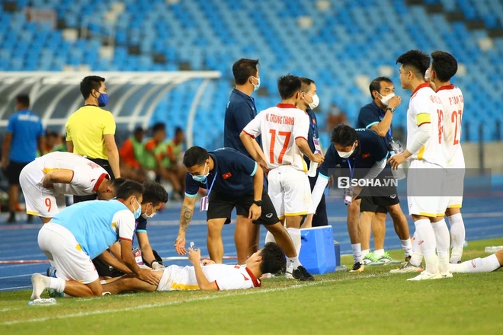 HLV Việt Nam kể lại khoảnh khắc cho thủ môn vào đá tiền đạo, bật mí kế sách chống hụt hơi - Ảnh 3.