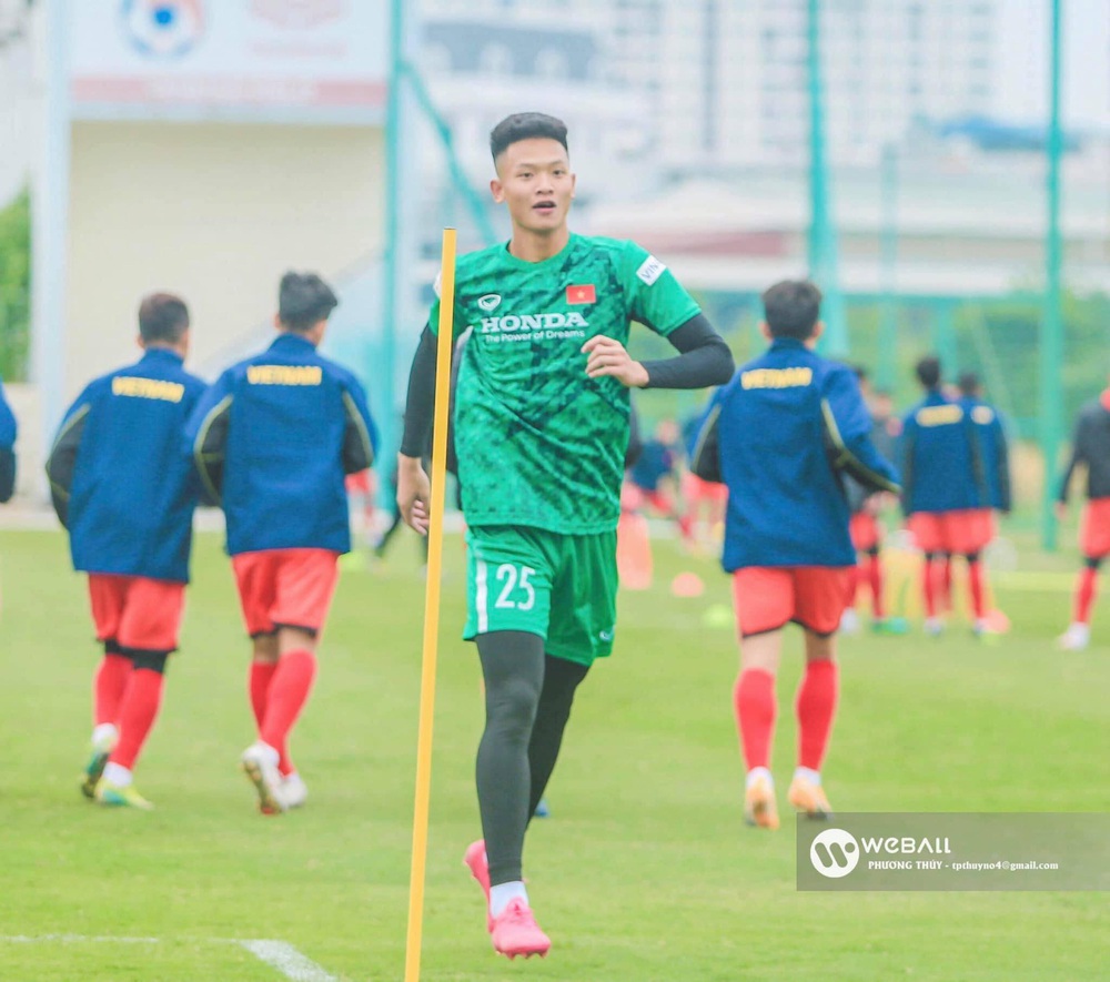 Thủ môn U23 Trần Liêm Điều vào sân đá vị trí tiền đạo: Cao to đẹp trai, đã có vợ rất xinh - Ảnh 2.