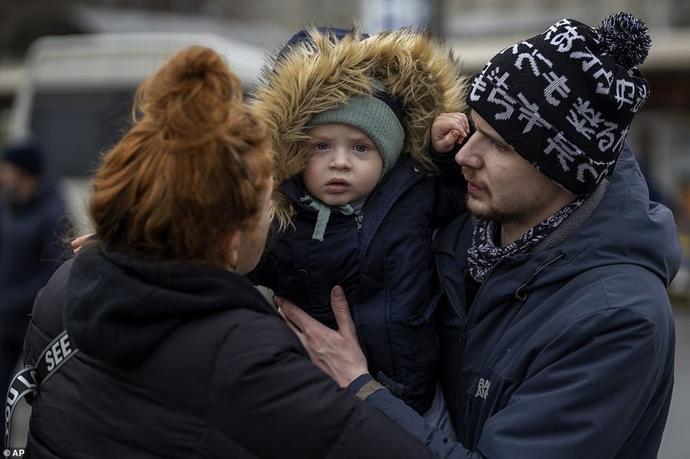 Những em bé Ukraine trong vòng tay mẹ: Ngày nghỉ ạ? Không con yêu, xung đột đã bắt đầu! - Ảnh 6.
