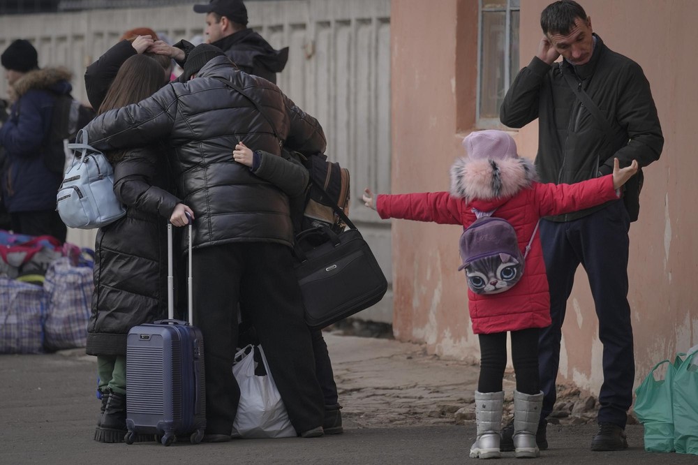 Những em bé Ukraine trong vòng tay mẹ: Ngày nghỉ ạ? Không con yêu, xung đột đã bắt đầu! - Ảnh 9.