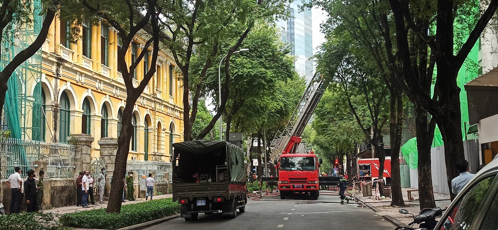 Cháy tại tòa nhà cao tầng đang phá dỡ ở TP.HCM, cột khói mù mịt - Ảnh 4.