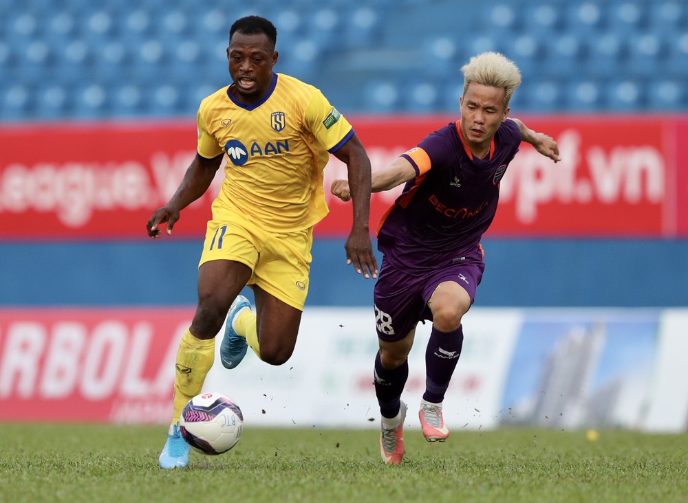 Ngoại binh làm lu mờ trò cưng thầy Park, giúp đại gia V.League mở hội ngay tại đất khách - Ảnh 1.