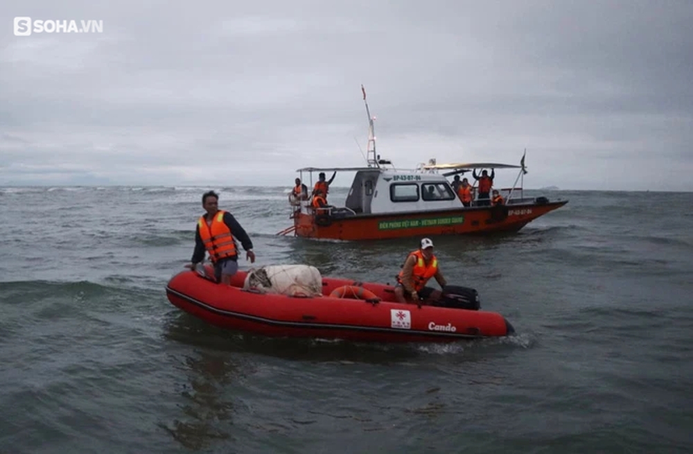 Chìm cano ở biển Cửa Đại: Đã vớt được 13 thi thể, còn 4 người mất tích - Ảnh 6.