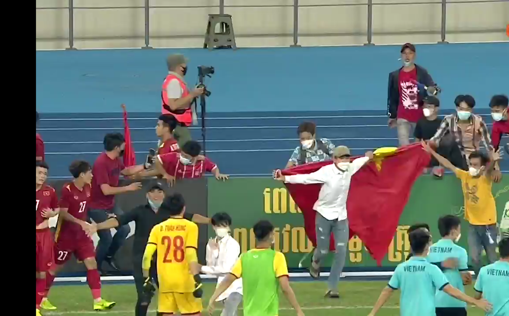 Báo Thái Lan vừa đau đớn, vừa ngỡ ngàng với cảnh tượng sau chiến thắng của U23 Việt Nam